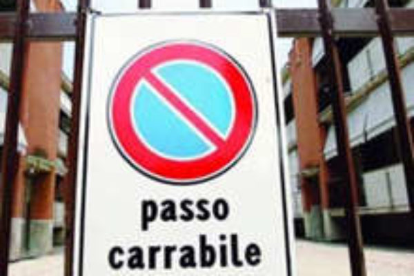 Federconsumatori Parma avvia cause contro il Comune sui passi carrai a raso (COSAP)