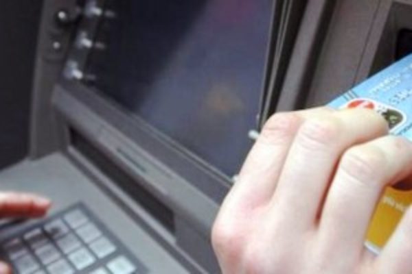 Attenzione alla truffa del vicino di Bancomat