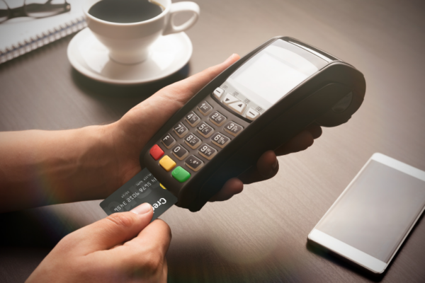 Obbligo di accettare i pagamenti con POS. Cosa cambia e cosa succede in caso di rifiuto